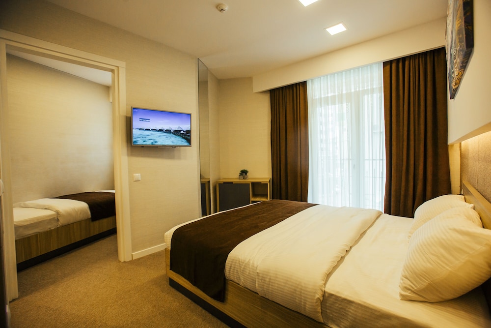 Hotel West 13