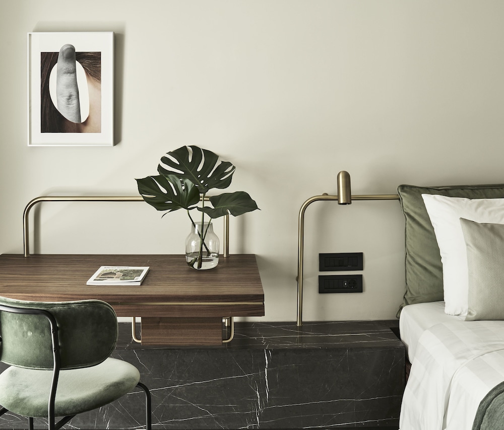 Perianth Hotel 21