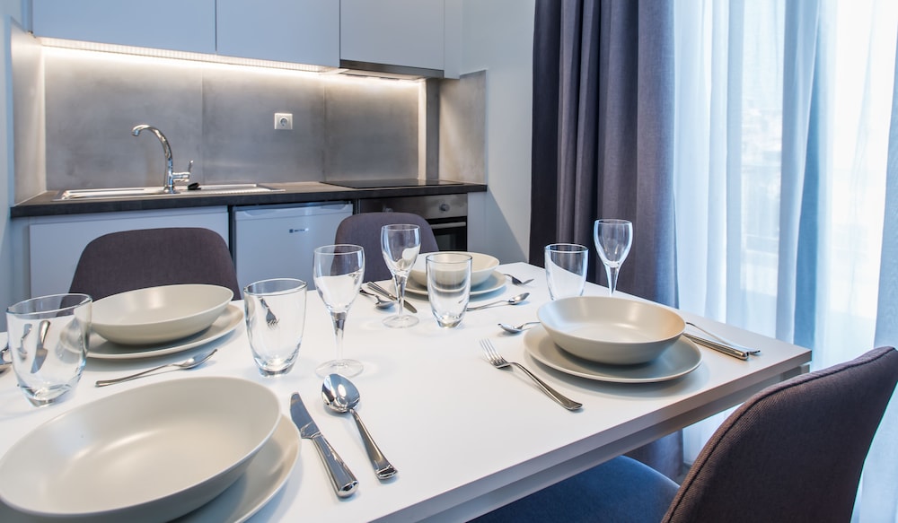 SpotApart Residences 23