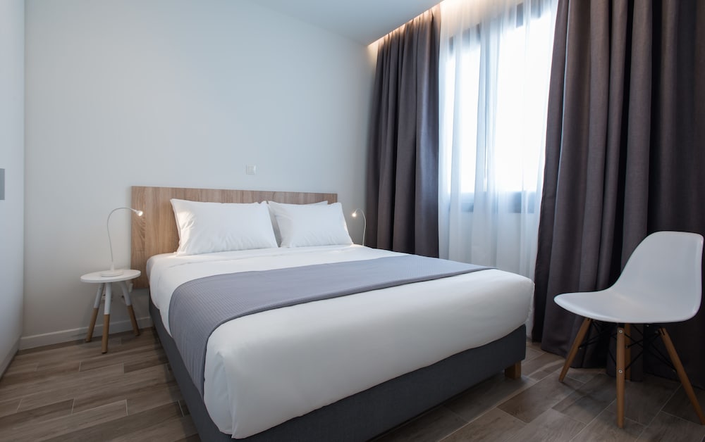SpotApart Residences 20