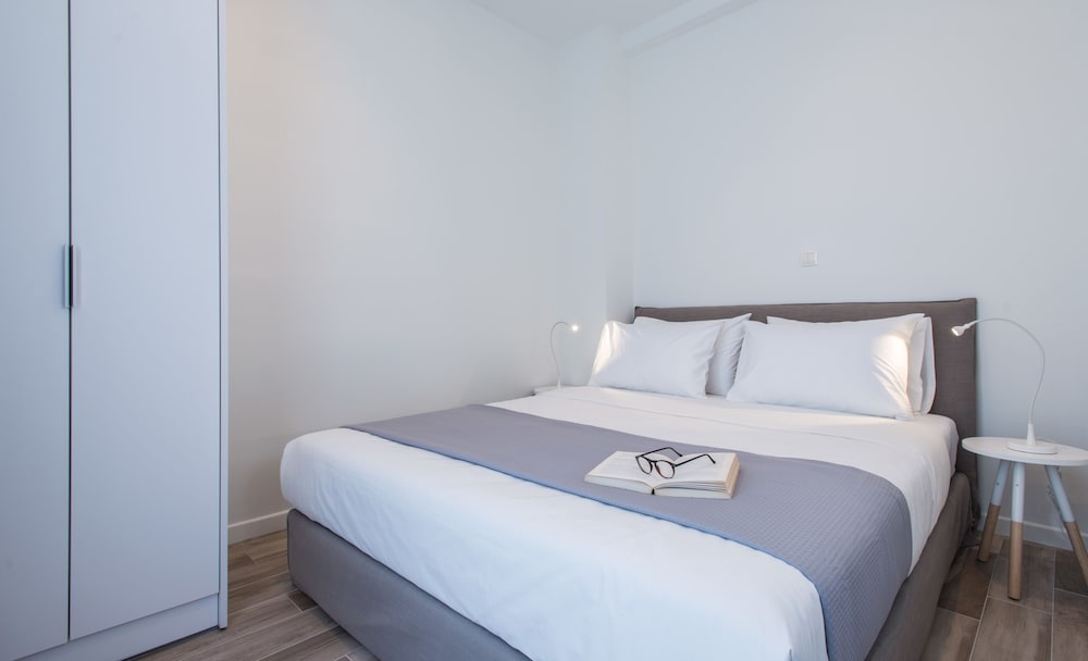 SpotApart Residences 16
