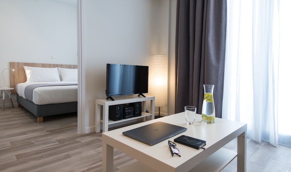 SpotApart Residences 17
