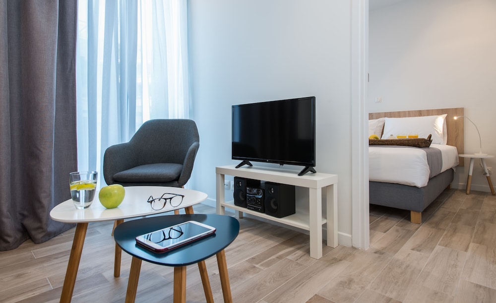 SpotApart Residences 19