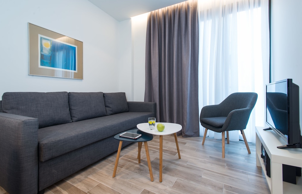 SpotApart Residences 18