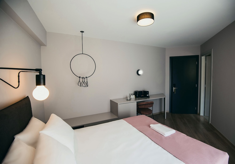 BED in Athens 22