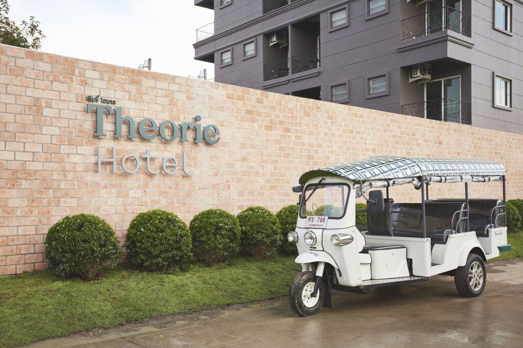 Theorie Hotel Sukhumvit 107 by Tolani 21