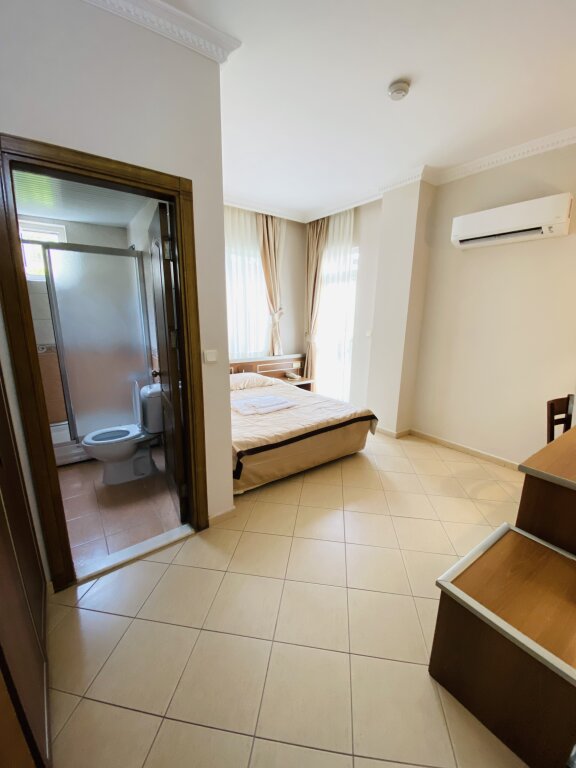 Lemon Hotel 12