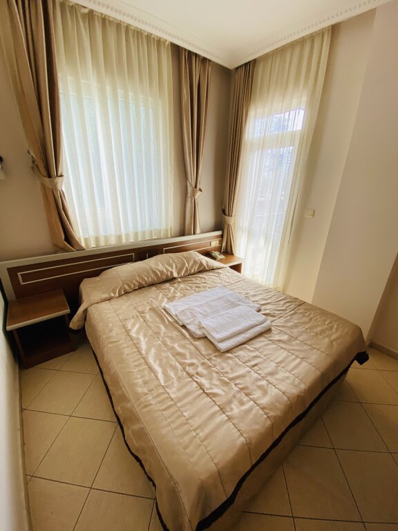 Lemon Hotel 2