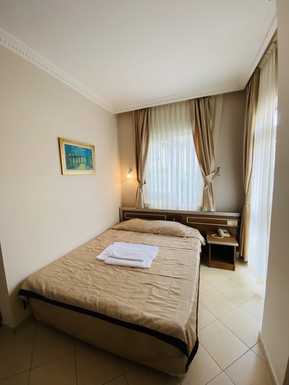 Lemon Hotel 4