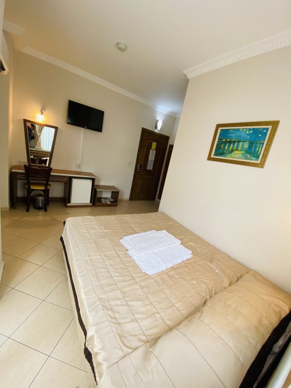 Lemon Hotel 5