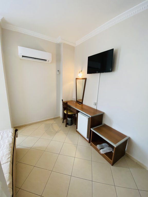 Lemon Hotel 8