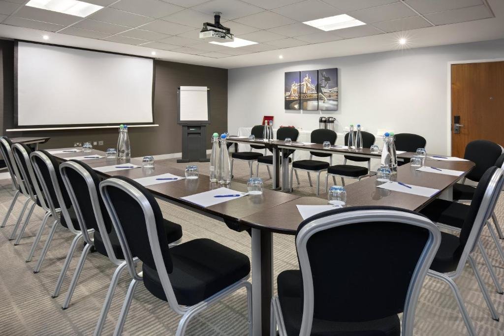 Holiday Inn Express London Heathrow T5, an IHG Hotel 10