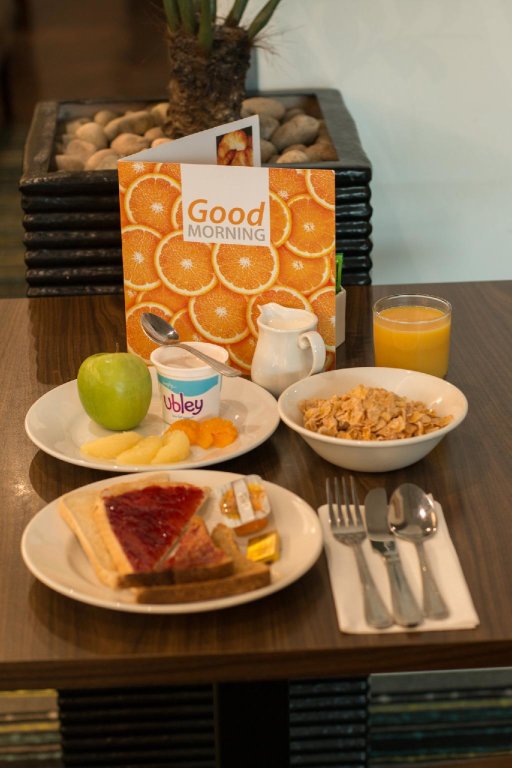 Holiday Inn Express London Heathrow T5, an IHG Hotel 8