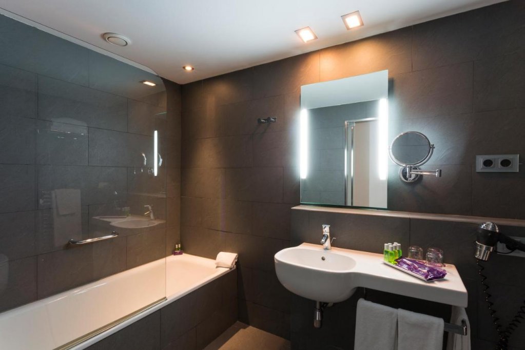 Ayre Hotel Gran Via 13
