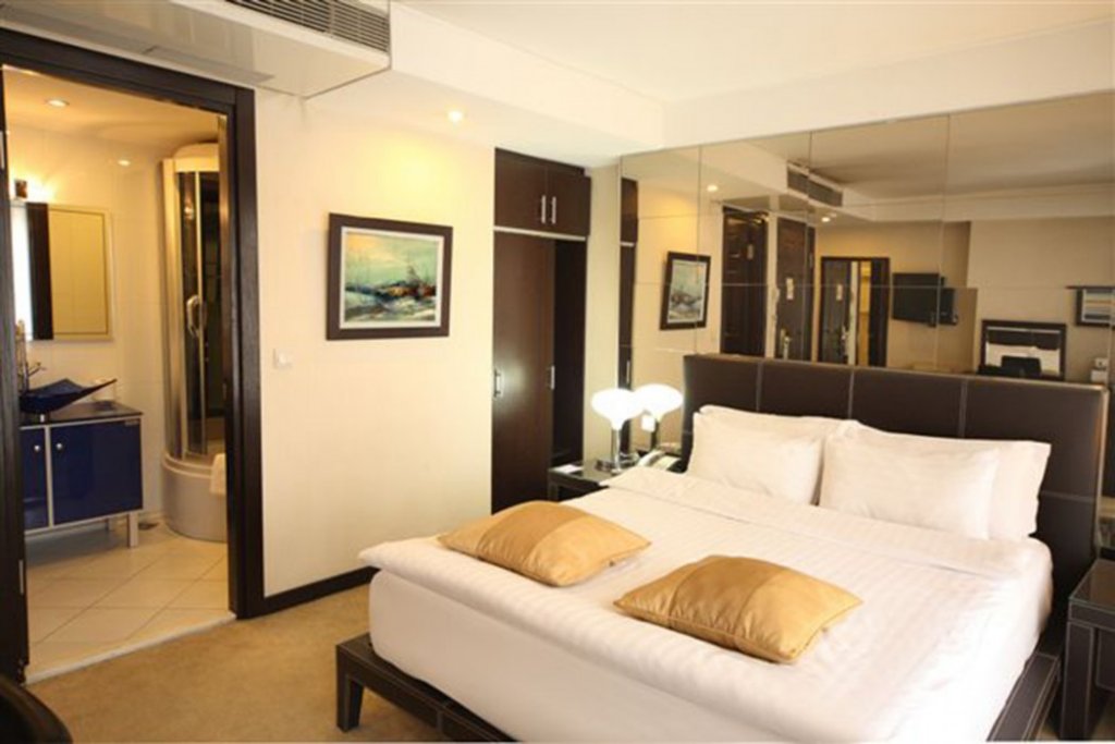 Cartoon Hotel 13
