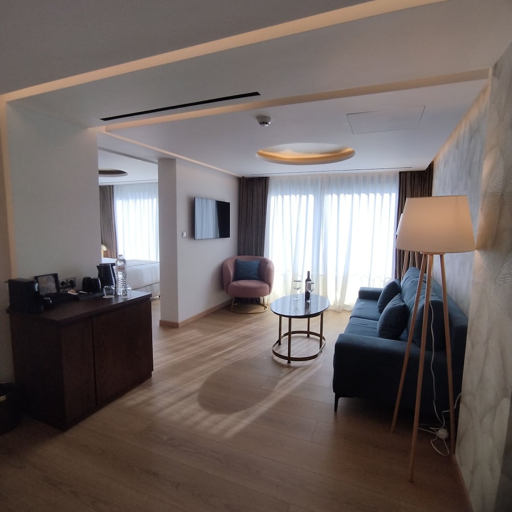 Leonardo Hotel Athens City Center 12