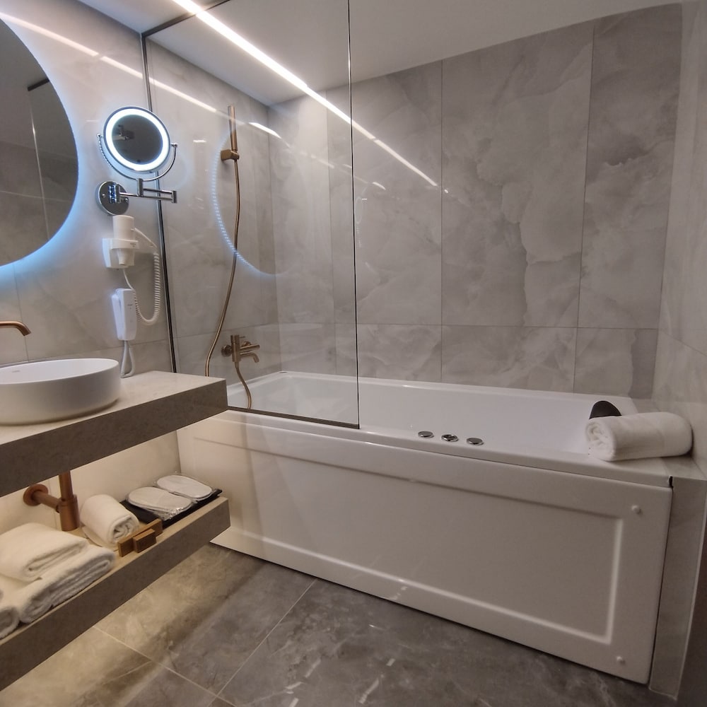 Leonardo Hotel Athens City Center 20