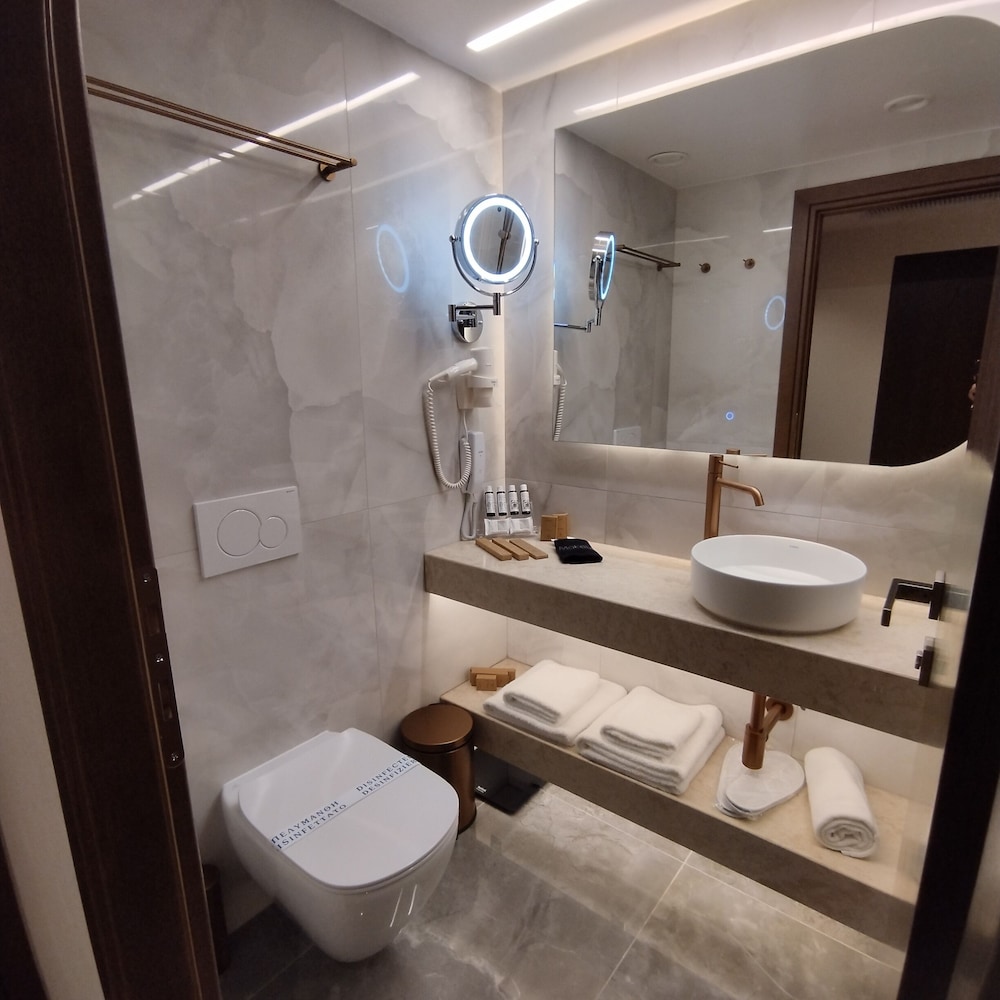 Leonardo Hotel Athens City Center 22