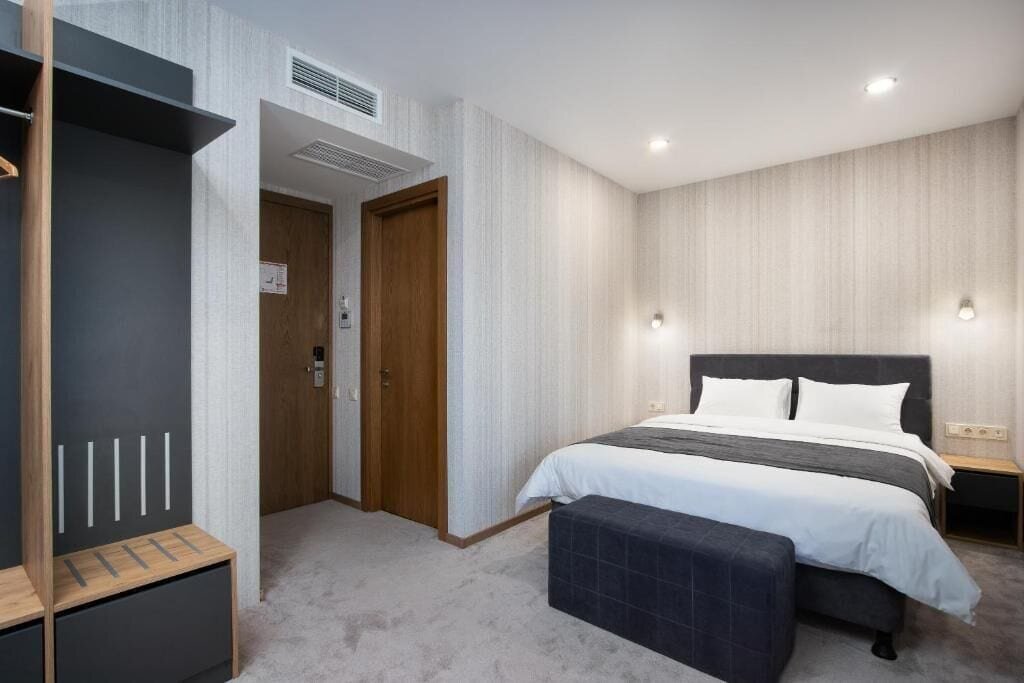 Brooch Hotel 12