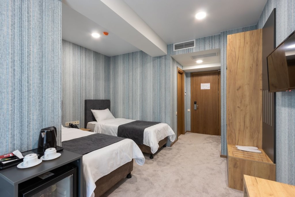 Brooch Hotel 15