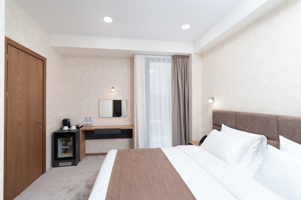 Brooch Hotel 16