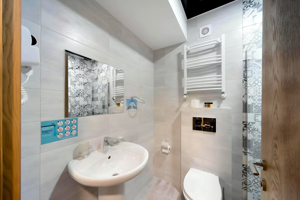 Brooch Hotel 22