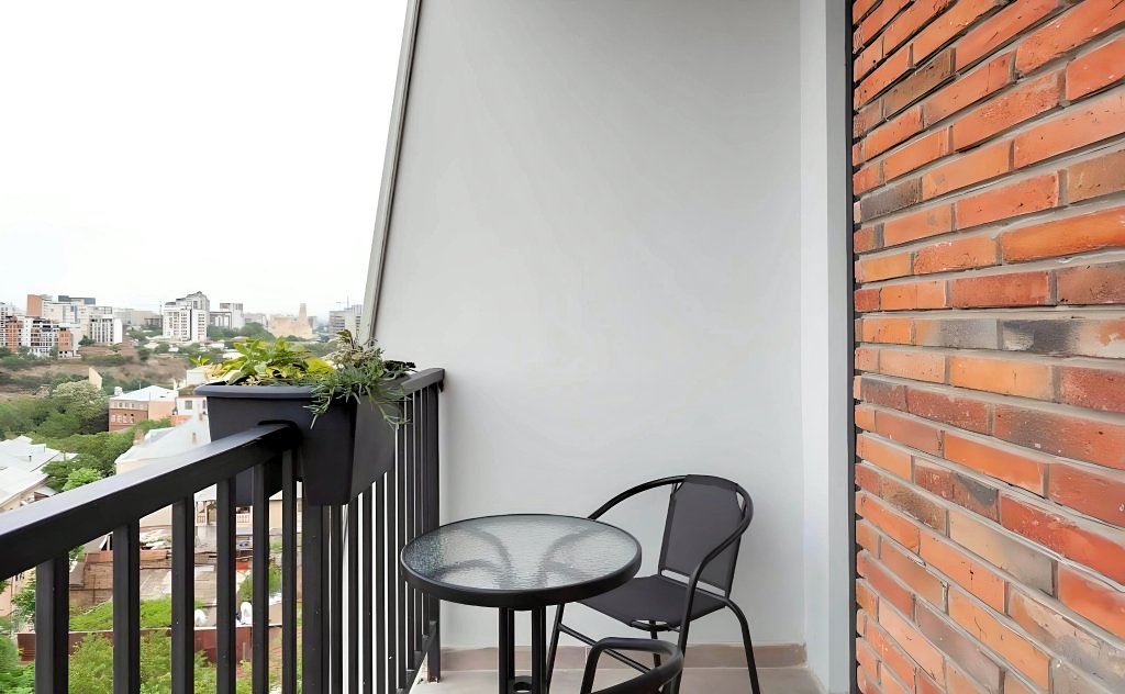 Brooch Hotel 24