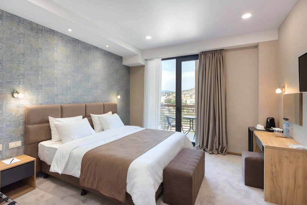 Brooch Hotel 9