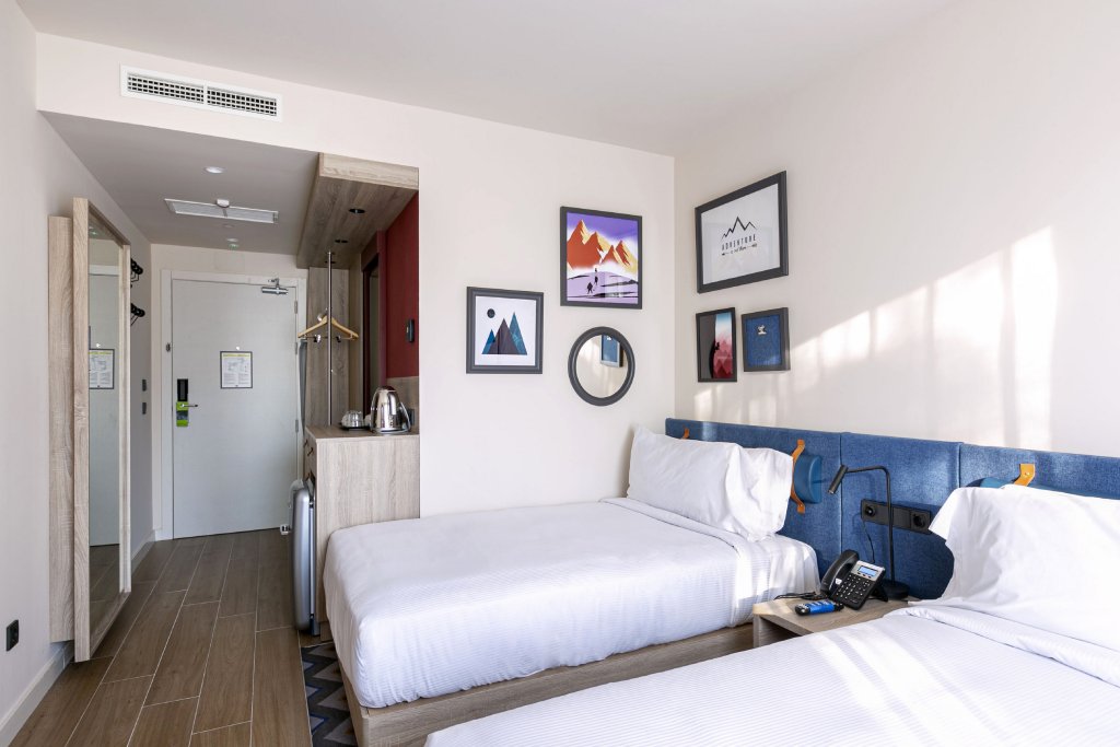 Hampton by Hilton Barcelona Fira Gran Via 11