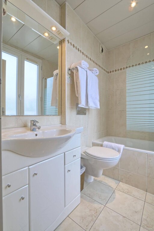 121 Paris Hotel 11