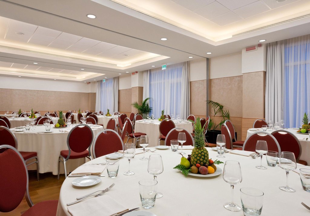 Hilton Garden Inn Rome Airport 11