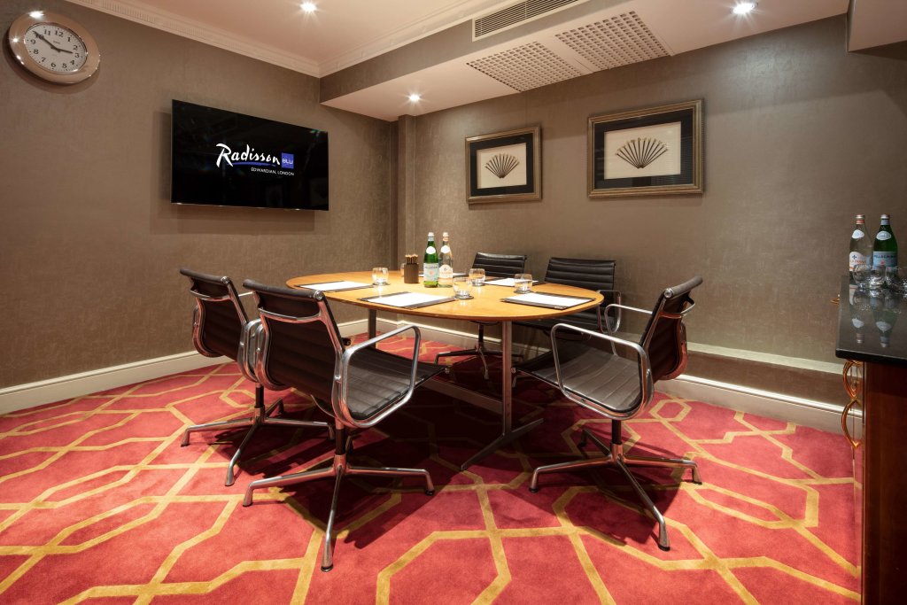 Radisson Blu Edwardian Heathrow Hotel & Conference Centre, London 10