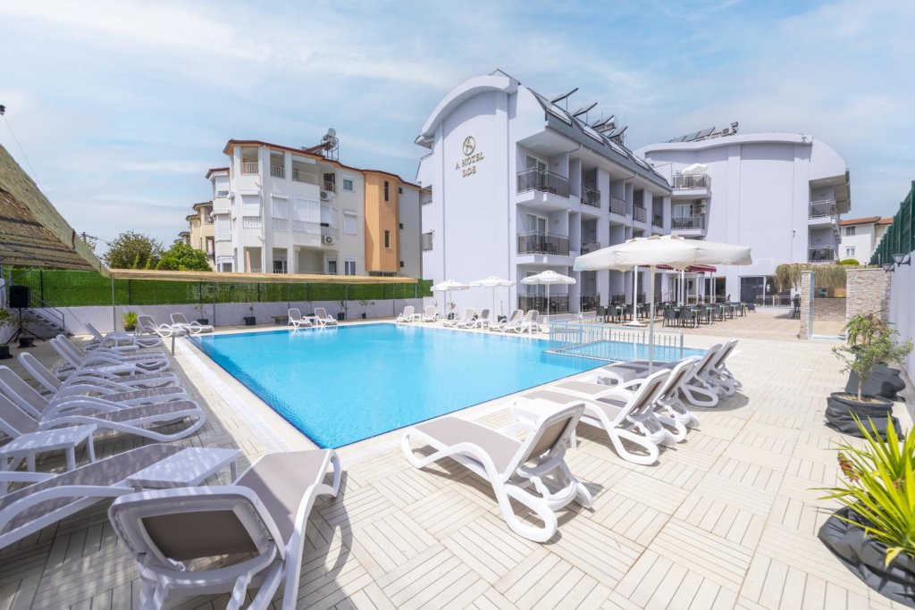 A Hotel Side 13