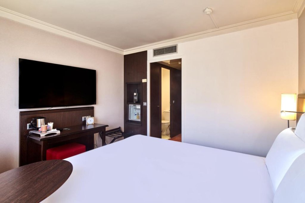 B&B Hotel Saint-Quentin-en-Yvelines Centre Gare 5
