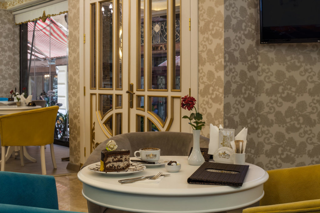 Empire Suite Hotel 9