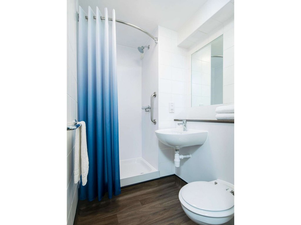 Travelodge London Central City Road Hotel 9