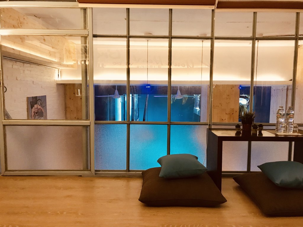 Blu Cabin Ari Stylish Gay Poshtel 11