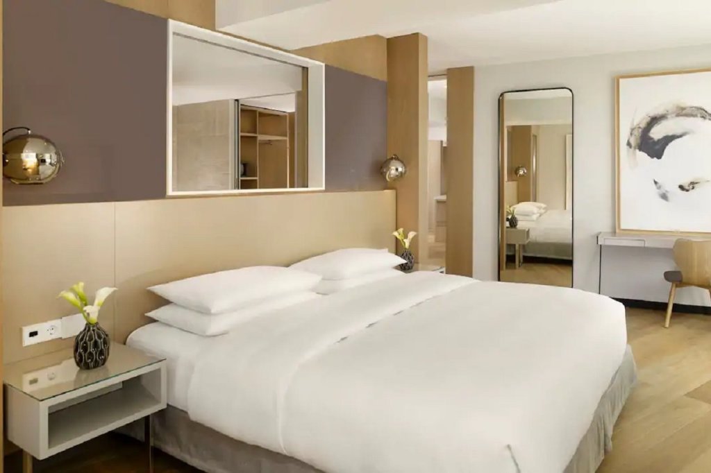 Hyatt Regency Paris Etoile 5