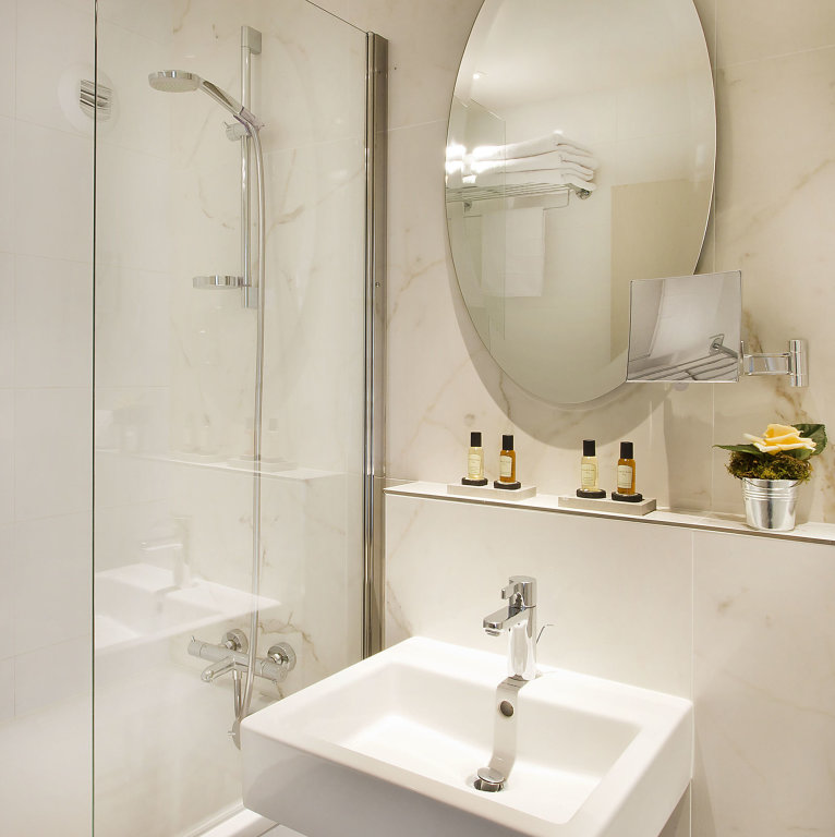 Hotel Longchamp Elysees 12