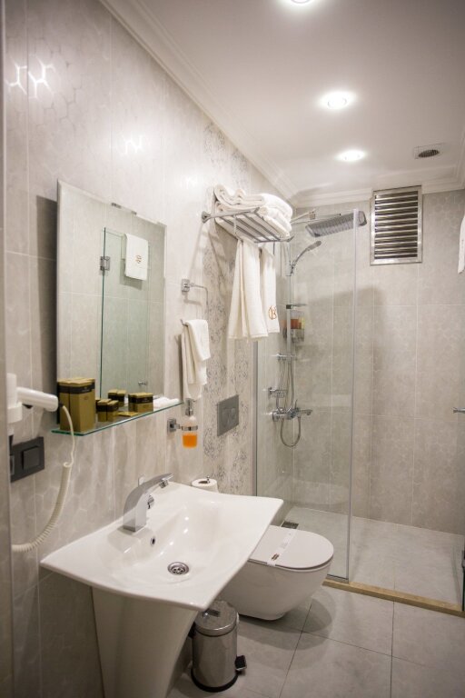 Bonne Sante Hotel 10
