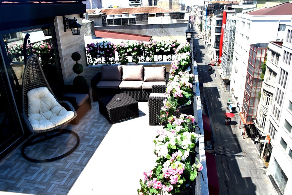 Bonne Sante Hotel 20