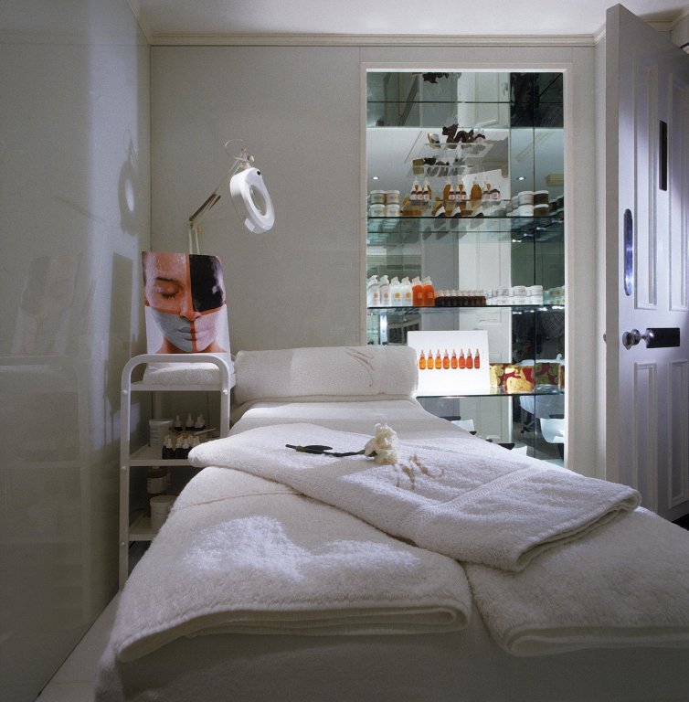 The Milestone Hotel 24
