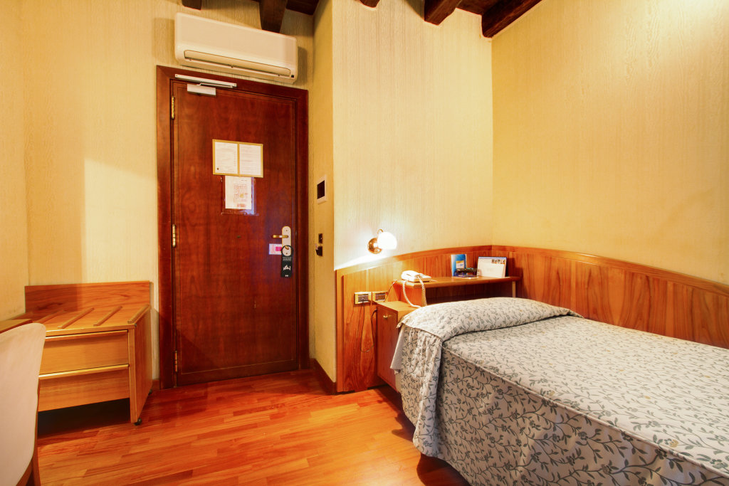 Hotel Corot 13