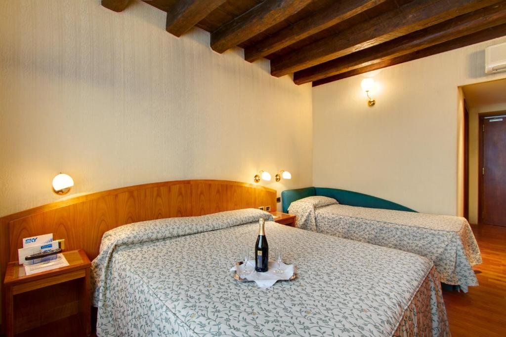 Hotel Corot 19