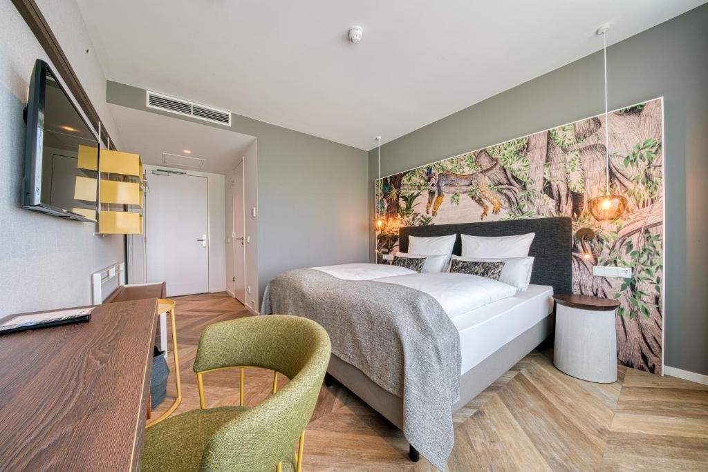 NinetyNine Hotel Amsterdam Airport 12