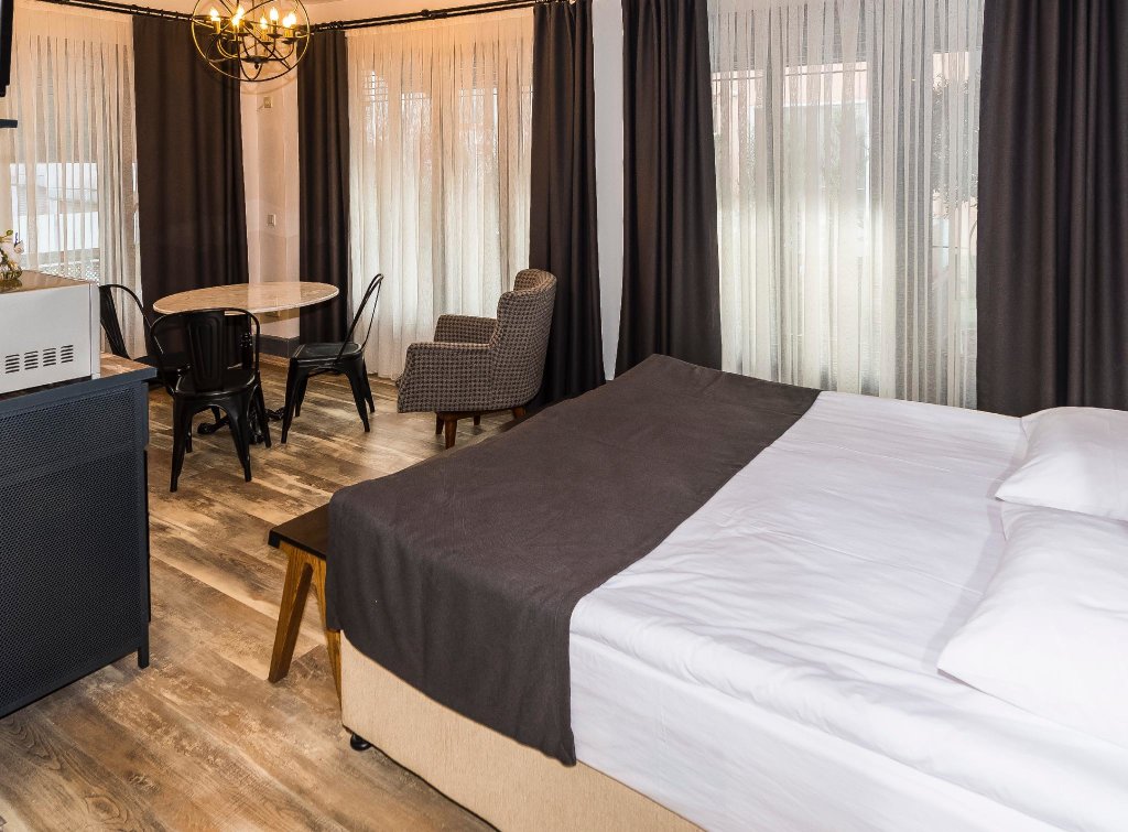 B Guest Hotel 1