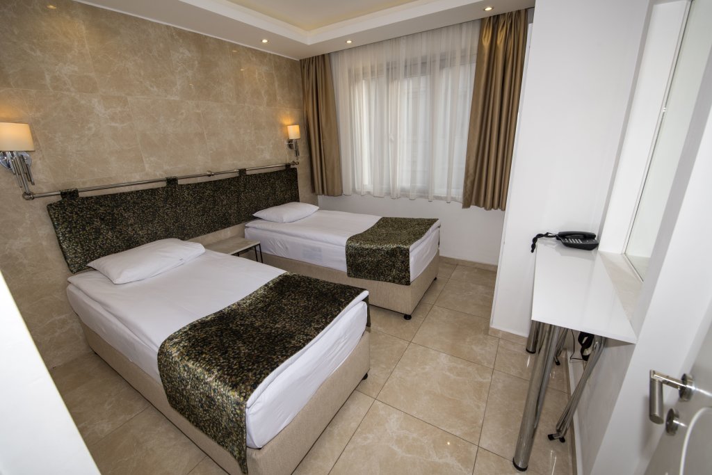 B Guest Hotel 8