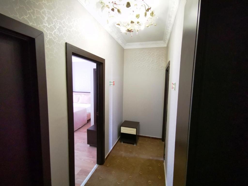 Hotel Broken Column 21