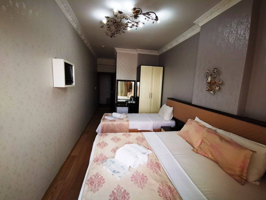 Hotel Broken Column 23