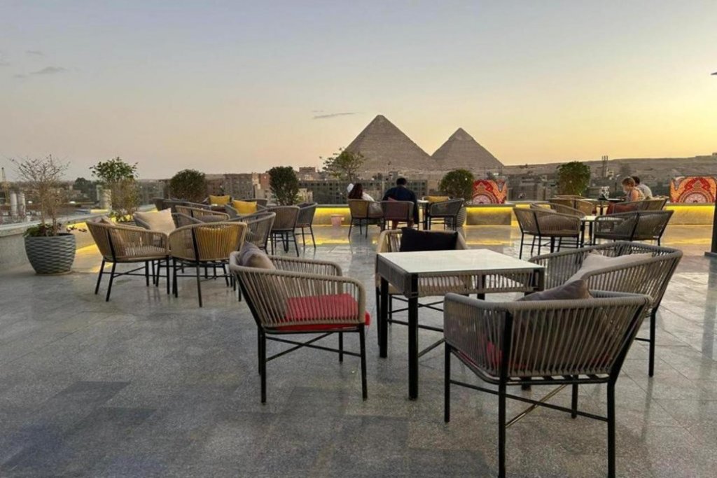 Pyramid Front Hotel 16